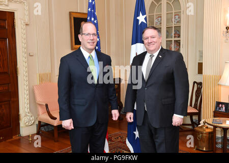 Segretario Pompeo officiates la cerimonia Swearing-In per il Dottor Christopher A. Ford come assistente del Segretario di Stato per la sicurezza internazionale e la non proliferazione presso il Dipartimento di Stato, 20 agosto 2018. Foto Stock