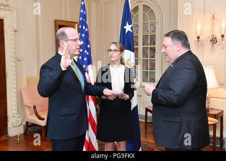 Segretario Pompeo officiates la cerimonia Swearing-In per il Dottor Christopher A. Ford come assistente del Segretario di Stato per la sicurezza internazionale e la non proliferazione presso il Dipartimento di Stato, 20 agosto 2018. Foto Stock