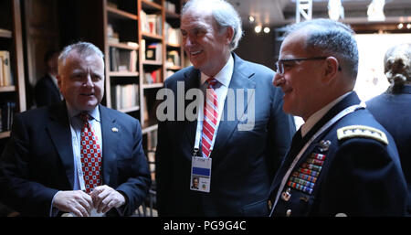 Il vice Segretario di Stato John Sullivan con ex vice segretario dell'U.S. Tesoro Robert M. Kimmitt e il Comandante supremo alleato in Europa della NATO il Comando alleato per le operazioni e gli Stati Uniti del Comando europeo generale Scaparrotti Curtis, in occasione della Conferenza sulla sicurezza a Monaco a Monaco di Baviera, in Germania il 16 febbraio 2018. Foto Stock