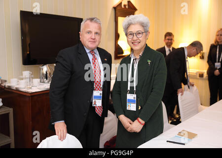 Il vice Segretario di Stato John Sullivan soddisfa con la sig.ra Fu Ying, Presidentessa della Commissione Affari esteri del Congresso nazionale del popolo della Cina in occasione della Conferenza sulla sicurezza a Monaco a Monaco di Baviera, in Germania il 16 febbraio 2018. Foto Stock