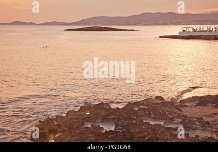 MALLORCA, Spagna - 21 luglio 2012: uno splendido scenario della baia di Palma con Puro Beach Club ombrelloni bianchi su una soleggiata giornata estiva sulla luglio 21, 2012 in Mal Foto Stock