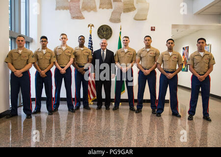 Stati Uniti Il segretario di Stato Rex Tillerson in posa per una foto con gli Stati Uniti Marine guardie di sicurezza presso l'U.S. Ambasciata di Abuja in Nigeria il 12 marzo 2018. Foto Stock