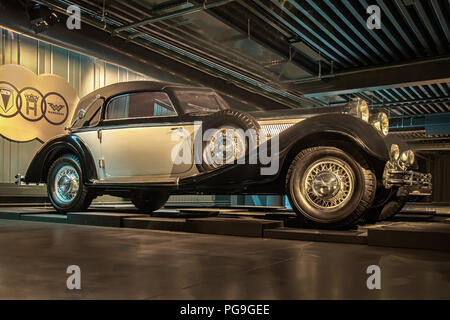 RIGA, Lettonia-aprile 18, 2018: 1936 Horch 853 nella riga Motor Museum. Foto Stock