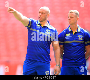 Warrington lupi' Capitano Chris Hill (sinistra) durante il capitano di eseguire allo Stadio di Wembley, Londra. Foto Stock