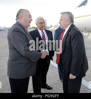 Con GLI STATI UNITI Ambasciatore di Argentina Edward Prado guardando, Ambasciatore Martin Saravia, Argentina del Ministero degli Affari Esteri per il piombo G20 Protocollo, saluta U.S. Il vice Segretario di Stato John J. Sullivan come egli arriva a Buenos Aires, Argentina, per il G20 dei ministri degli Esteri il 20 maggio 2018. Foto Stock