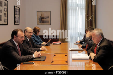 Il vice Segretario di Stato John J. Sullivan partecipa a un incontro bilaterale con il Messico Ministro degli Esteri Luis Videgaray ai margini del G20 Riunione dei Ministri degli Esteri a Buenos Aires, Argentina, il 20 maggio 2018. Foto Stock