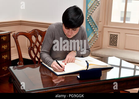 Norwegian Ministro degli Esteri Ine Marie Eriksen Søreide segni U.S. Il segretario di Stato Rex Tillerson's Guestbook prima del loro incontro presso l'U.S. Il Dipartimento di Stato a Washington D.C. il 11 gennaio, 2018. Foto Stock