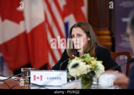 Ministro degli Affari Esteri canadese, Chrystia Freeland parla al G7 dei Ministri degli Esteri della sessione di lavoro sul Medio Oriente, a Toronto, Canada, 22 aprile 2018. Foto Stock