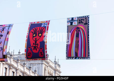 Artwork da Grayson Perry appeso al di fuori della Royal Academy furing loro Mostre estive. Londra, 2018 Foto Stock