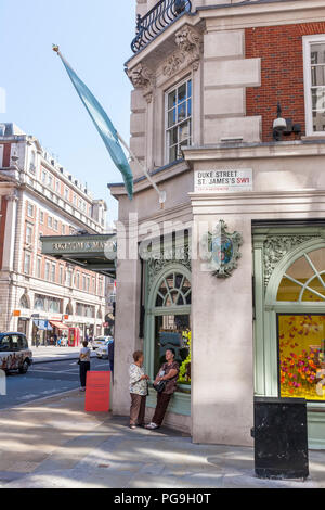 Al di fuori di Fortnum & Mason, il famoso grande magazzino di Londra, Regno Unito. Foto Stock