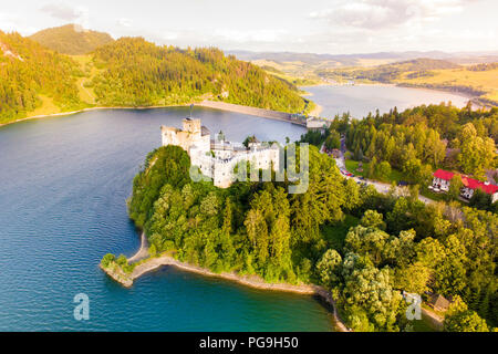 Castello medievale in Niedzica dal lago Czorsztyn, Polonia Foto Stock