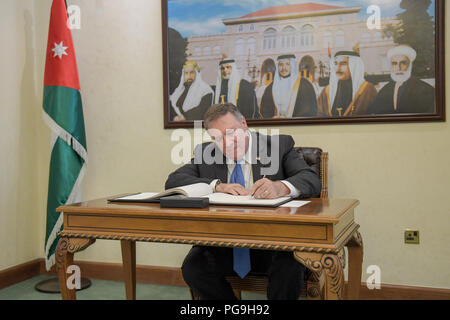 Stati Uniti Il segretario di Stato Mike Pompeo Firma il libro degli ospiti prima di un incontro con il ministro giordano degli Affari Esteri Ayman Safadi, in Amman, Giordania, il 30 aprile 2018. Foto Stock