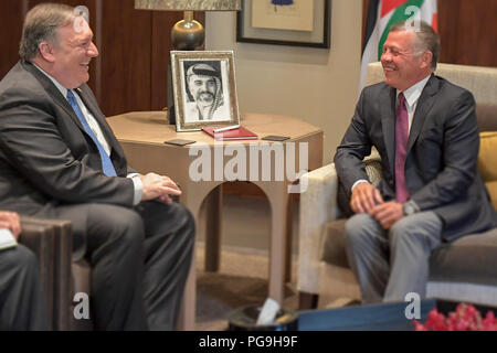 Stati Uniti Il segretario di Stato Mike Pompeo incontra il Giordano con il re Abdullah II Ibn Al Hussein presso il Palazzo Husseiniyyah in Amman, Giordania, il 30 aprile 2018. Foto Stock