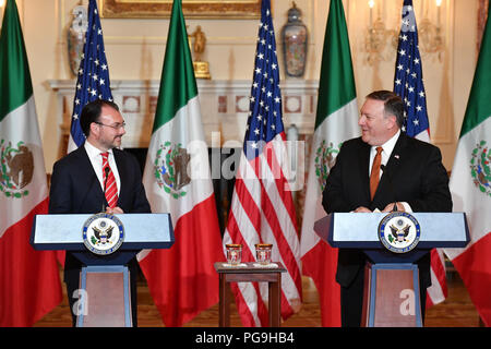 Stati Uniti Il segretario di Stato Mike Pompeo offre una dichiarazione congiunta con degli Esteri messicano Luis Segretario Videgaray presso l'U.S. Il Dipartimento di Stato a Washington D.C., il 7 maggio 2018. Foto Stock
