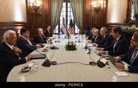 Il vice Segretario di Stato John J. Sullivan (terza da sinistra) partecipa a una riunione bilaterale con l'Argentina il Ministro degli Affari Esteri Jorge Faurie (terzo da destra) presso il Palacio San Martin in Buenos Aires sui margini del G20 Riunione dei Ministri degli Esteri il 20 maggio 2018. Foto Stock