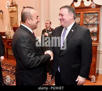 Stati Uniti Il segretario di Stato Mike Pompeo accoglie il Ministro degli esteri turco Mevlut Cavusoglu NEGLI STATI UNITI Il Dipartimento di Stato a Washington D.C., il 4 giugno 2018. Foto Stock