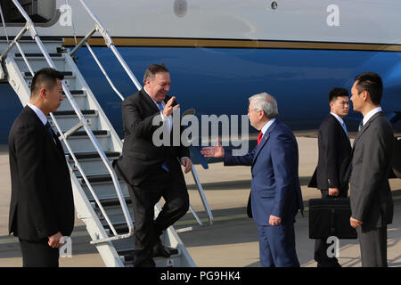 Stati Uniti Il segretario di Stato Mike Pompeo è salutato da U.S. Ambasciatore in Cina Terry Branstad all'arrivo a Pechino in Cina il 14 giugno 2018. Foto Stock