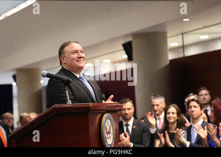 Stati Uniti Il segretario di Stato Mike Pompeo ambasciata saluta il personale e le loro famiglie presso l'U.S. Embassy Beijing incontrare e salutare a Pechino in Cina il 14 giugno 2018. Foto Stock