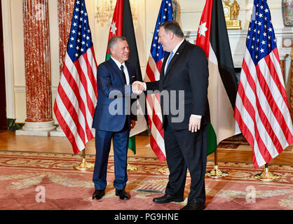 Stati Uniti Il segretario di Stato Michael R. Pompeo Giordani accoglie il re Abdullah II Ibn Al Hussein NEGLI STATI UNITI Il Dipartimento di Stato a Washington D.C., il 22 giugno 2018. Foto Stock