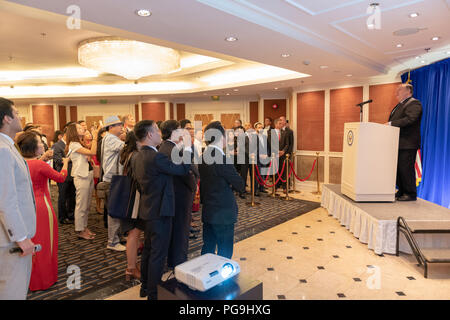 Stati Uniti Il segretario di Stato Michael R. Pompeo offre commento seguita da un ricevimento con settantacinque membri del Vietnamita comunità aziendali su luglio 8, 2018 ad Hanoi, Vietnam. Foto Stock