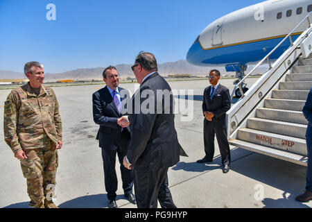 Stati Uniti Il segretario di Stato Michael R. Pompeo è salutato da U.S. Ambasciatore in Afghanistan John Bass e il generale John Nicholson all'arrivo di Bagram Airfield il 9 luglio 2018. Foto Stock