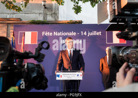 Belgrado, Serbia - Luglio 14, 2018: Aleksandar Vucic, Presidente della Repubblica di Serbia in piedi e fare un discorso presso la sede dell' ambasciata di Francia di fronte ad un gruppo di journalis Foto Stock