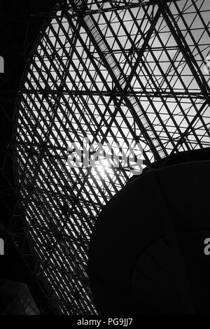 Finestra lucernario - abstract sfondo architettonico con spazio per il testo. Immagine in bianco e nero Foto Stock