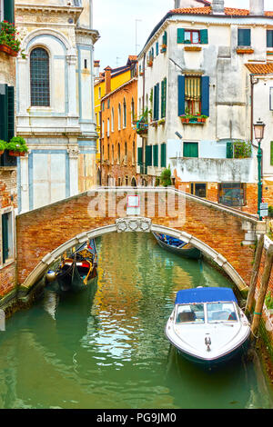 Piccolo Canale con barche ormeggiate a Venezia, Italia Foto Stock