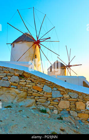 Vecchi Mulini a vento di Mykonos al tramonto, Grecia Foto Stock