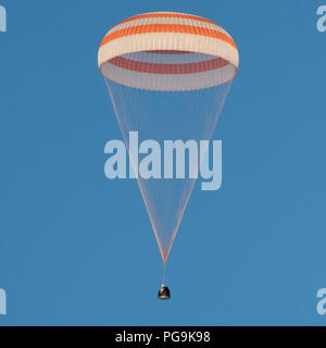 Il Soyuz MS-06 lander è visto come si atterra con spedizione 54 membri di equipaggio Joe Acaba e Mark Vande Hei della NASA e il cosmonauta Alexander Misurkin vicino alla città di Zhezkazgan, Kazakistan, mercoledì 28 febbraio, 2018 (febbraio 27 Eastern time). Acaba, Vande Hei, e Misurkin stanno ritornando dopo 168 giorni in uno spazio in cui essi sono serviti come membri della spedizione 53 e 54 equipaggi a bordo della Stazione Spaziale Internazionale. Foto Stock