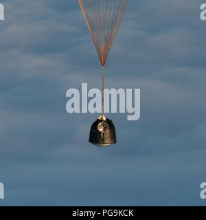 Il Soyuz MS-06 lander è visto come si atterra con spedizione 54 membri di equipaggio Joe Acaba e Mark Vande Hei della NASA e il cosmonauta Alexander Misurkin vicino alla città di Zhezkazgan, Kazakistan, mercoledì 28 febbraio, 2018 (febbraio 27 Eastern time). Acaba, Vande Hei, e Misurkin stanno ritornando dopo 168 giorni in uno spazio in cui essi sono serviti come membri della spedizione 53 e 54 equipaggi a bordo della Stazione Spaziale Internazionale. Foto Stock