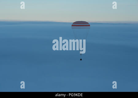 Il Soyuz MS-06 lander è visto come si atterra con spedizione 54 membri di equipaggio Joe Acaba e Mark Vande Hei della NASA e il cosmonauta Alexander Misurkin vicino alla città di Zhezkazgan, Kazakistan, mercoledì 28 febbraio, 2018 (febbraio 27 Eastern time). Acaba, Vande Hei, e Misurkin stanno ritornando dopo 168 giorni in uno spazio in cui essi sono serviti come membri della spedizione 53 e 54 equipaggi a bordo della Stazione Spaziale Internazionale. Foto Stock