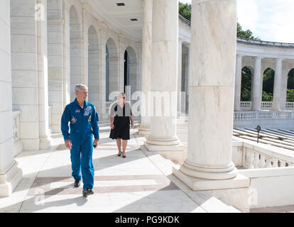 L'astronauta della NASA Mark Vande Hei, a sinistra e a sua moglie Julie a piedi attraverso l'anfiteatro presso il Cimitero Nazionale di Arlington, Venerdì, 15 giugno 2018 in Arlington, Virginia Foto Stock