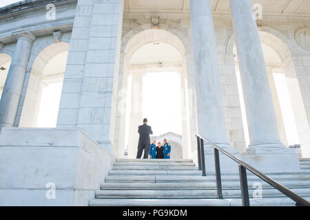 Gli astronauti della NASA Mark Vande Hei, sinistra, Julie Vande Hei, centro e Joe Acaba posano per una foto all'anfiteatro presso il Cimitero Nazionale di Arlington, Venerdì, 15 giugno 2018 in Arlington, Virginia Foto Stock