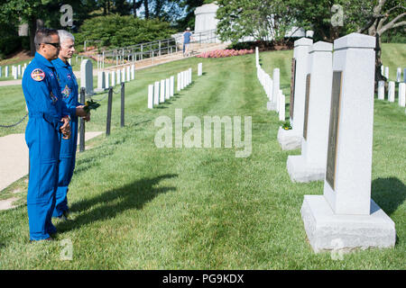 Gli astronauti della NASA Joe Acaba, sinistra e Mark Vande Hei visitare lo Space Shuttle Challenger e Columbia memoriali, Venerdì, 15 giugno 2018 presso il Cimitero Nazionale di Arlington in Arlington, Virginia Foto Stock