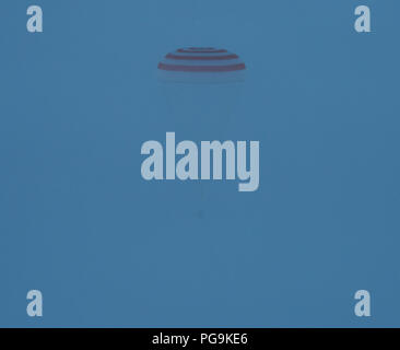 Il Soyuz MS-06 lander è visto come si atterra con spedizione 54 membri di equipaggio Joe Acaba e Mark Vande Hei della NASA e il cosmonauta Alexander Misurkin vicino alla città di Zhezkazgan, Kazakistan, mercoledì 28 febbraio, 2018 (febbraio 27 Eastern time). Acaba, Vande Hei, e Misurkin stanno ritornando dopo 168 giorni in uno spazio in cui essi sono serviti come membri della spedizione 53 e 54 equipaggi a bordo della Stazione Spaziale Internazionale. Foto Stock