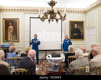 Gli astronauti della NASA Joe Acaba, sinistra e Mark Vande Hei, destra parlare del loro tempo a bordo della Stazione Spaziale Internazionale, Venerdì, 15 giugno 2018 a DACOR Bacon House di Washington. La casa è un inizio del XIX secolo la casa e l'attuale sede di DACOR Foundation, una organizzazione degli affari esteri professionisti. Foto Stock