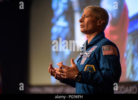 L'astronauta della NASA Mark Vande Hei parla della sua volta a bordo della Stazione Spaziale Internazionale, Venerdì, 15 giugno 2018 al quartier generale della NASA a Washington. Vande Hei e astronauta Joe Acaba hanno risposto alle domande del pubblico e ha parlato delle loro esperienze a bordo della Stazione Spaziale Internazionale per 168 giorni come parte di spedizione 53 e 54. Foto Stock