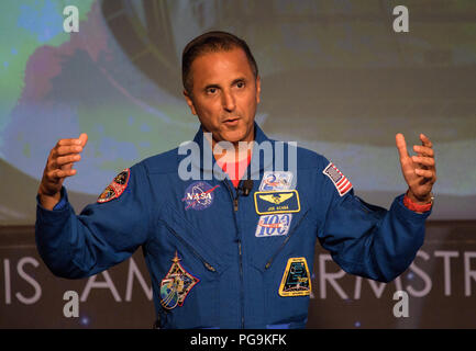 L'astronauta della NASA Joe Acaba parla della sua volta a bordo della Stazione Spaziale Internazionale, Venerdì, 15 giugno 2018 al quartier generale della NASA a Washington. Acaba e astronauta Mark Vande Hei ha risposto alle domande del pubblico e ha parlato delle loro esperienze a bordo della Stazione Spaziale Internazionale per 168 giorni come parte di spedizione 53 e 54. Foto Stock
