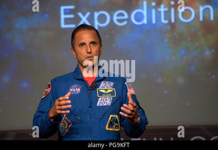 L'astronauta della NASA Joe Acaba parla della sua volta a bordo della Stazione Spaziale Internazionale, Venerdì, 15 giugno 2018 al quartier generale della NASA a Washington. Acaba e astronauta Mark Vande Hei ha risposto alle domande del pubblico e ha parlato delle loro esperienze a bordo della Stazione Spaziale Internazionale per 168 giorni come parte di spedizione 53 e 54. Foto Stock
