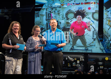 L'astronauta della NASA Serena Auñon-cancelliere nipote Anna Sophia, sorprese la sua chiedendole una domanda durante un collegamento discendente diretta con la Stazione Spaziale Internazionale (ISS), Mercoledì, 27 giugno 2018 presso lo Smithsonian, il Museo Nazionale dell'aria e dello spazio a Washington. Serena è parte della spedizione 56/57 equipaggio che ha lanciato verso la ISS Giugno 6, 2018. Foto Stock