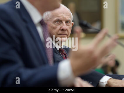 Tom giovani, presidente JWST Independent Review Board, ascolta come amministratore della NASA Jim Bridenstine testimonia davanti alla casa comitato della scienza, spazio e tecnologia nel corso di una audizione sulla James Webb Space Telescope, Mercoledì, 25 luglio 2018 all'Rayburn House Edificio per uffici a Washington. Foto Stock