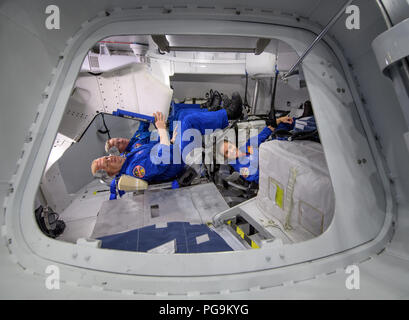 Gli astronauti della NASA Eric Boe, in primo piano a sinistra e Nicole Mann, colore di primo piano a destra lungo con Boeing astronauta Chris Ferguson, sfondo, posano per una foto all'interno del Boeing Mockup Trainer alla NASA Johnson Space Center a Houston in Texas il 2 agosto 2018 davanti all'equipaggio commerciale assegnazioni di volo annuncio 3 Agosto. I tre sono stati assegnati per il lancio a bordo di Boeing al CST-100 Starliner sulla società l'equipaggio di volo di prova mirato per metà-2019 in collaborazione con la NASA commerciale del programma dell'equipaggio. Foto Stock