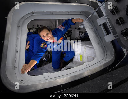 L'astronauta della NASA Nicole Mann in posa per una fotografia come lei esce dal Boeing Mockup Trainer alla NASA Johnson Space Center a Houston in Texas il 2 agosto 2018 davanti all'equipaggio commerciale assegnazioni di volo annuncio 3 Agosto. Mann, insieme con l'astronauta della NASA Eric Boe e Boeing astronauta Chris Ferguson erano stati assegnati per il lancio a bordo di Boeing al CST-100 Starliner sulla società l'equipaggio di volo di prova mirato per metà-2019 in collaborazione con la NASA commerciale del programma dell'equipaggio. Foto Stock