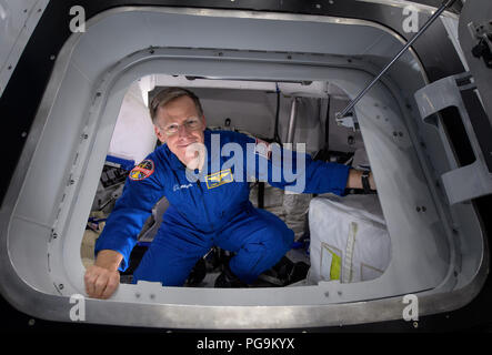 Boeing astronauta Chris Ferguson in posa per una fotografia come egli esce dalla Boeing Mockup Trainer alla NASA Johnson Space Center a Houston in Texas il 2 agosto 2018 davanti all'equipaggio commerciale assegnazioni di volo annuncio 3 Agosto. Ferguson, insieme con gli astronauti della NASA Eric Boe e Nicole Aunapu Mann sono stati assegnati per il lancio a bordo di Boeing al CST-100 Starliner sulla società l'equipaggio di volo di prova mirato per metà-2019 in collaborazione con la NASA commerciale del programma dell'equipaggio. Foto Stock