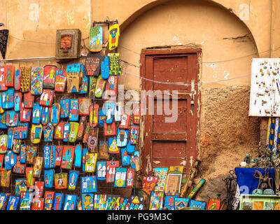 Venditore ambulante vendono artigianato in Marrakech Marocco Foto Stock