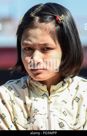 Bagan, Myanmar - Feb 17, 2016. Una ragazza birmano con thanaka incollare sul suo viso a Bagan, Myanmar. Thanaka è un colore bianco giallastro pasta cosmetico realizzato da Foto Stock