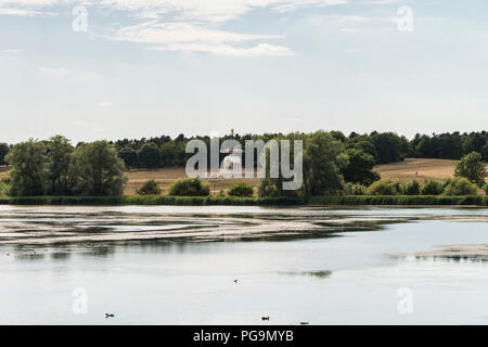 Pagoda della Pace di Milton Keynes vista dall'altra parte del lago Willen, Milton Keynes Foto Stock