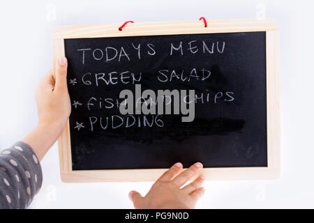 Mano che trattiene il bordo con il menu del giorno scritto con Chalk Foto Stock