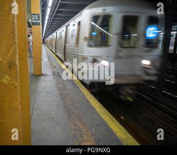 Un 'C' la metropolitana treno arriva alla IND West 23rd Street Station a New York su Mercoledì, 22 agosto 2018. (Â© Richard B. Levine) Foto Stock